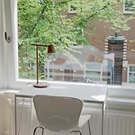 Beautiful Room In Authentic Amsterdam Apartment Rai Accommodatie bij particulieren Amsterdam